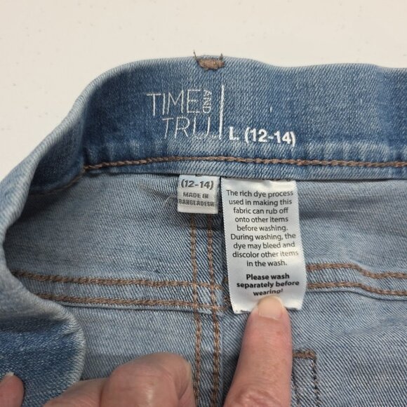 Time and Tru Womens Sz L 12-14 Med Wash Elastic Waist Pull On Denim Capris READ - Picture 12 of 12